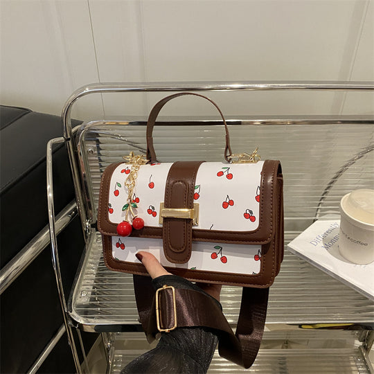 Damen Umhängetasche mit fruchtigem Kirschmotiv und schickem Anhänger Nord Taschen