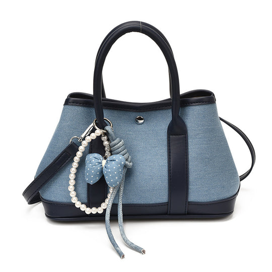 Damen Handtasche im modernen Denim-Look mit charmantem Anhänger Nord Taschen