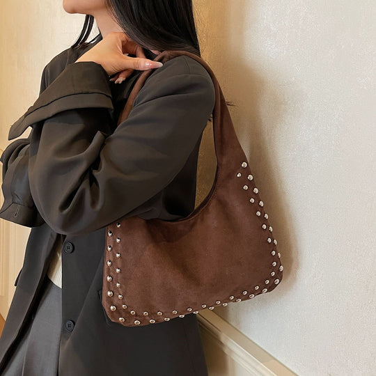 Damen Hobo-Tasche aus weichem Veloursleder mit eleganten Metallnieten Nord Taschen