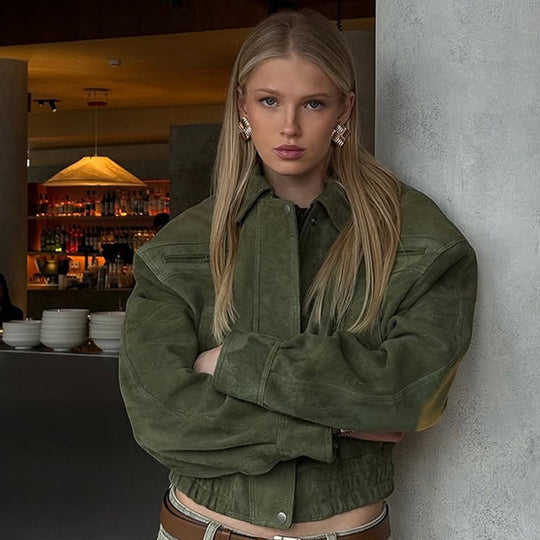 Damen Kurzer Veloursleder-Bomber mit elastischer Taillierung und überschnittener Schulter Nord Taschen