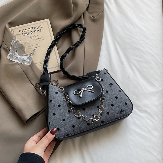 Damen Handtasche mit eleganter Schleifenverzierung und verspielter Kettenapplikation Nord Taschen