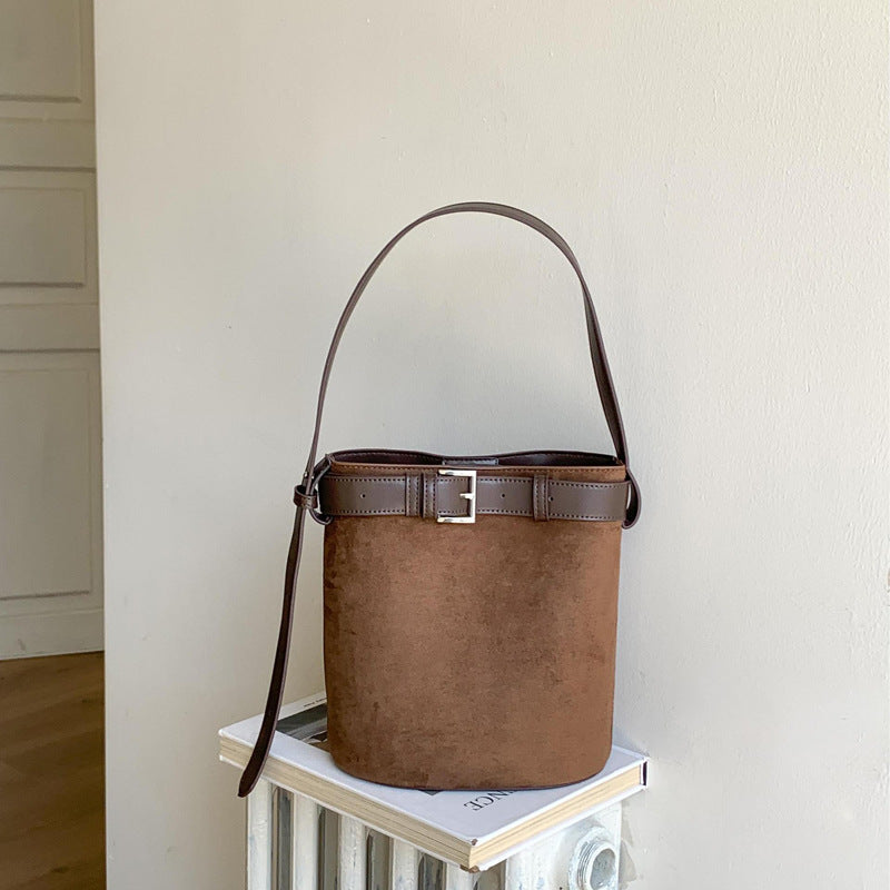 Damen praktische Schultertasche mit modischem Gürtelakzent Nord Taschen
