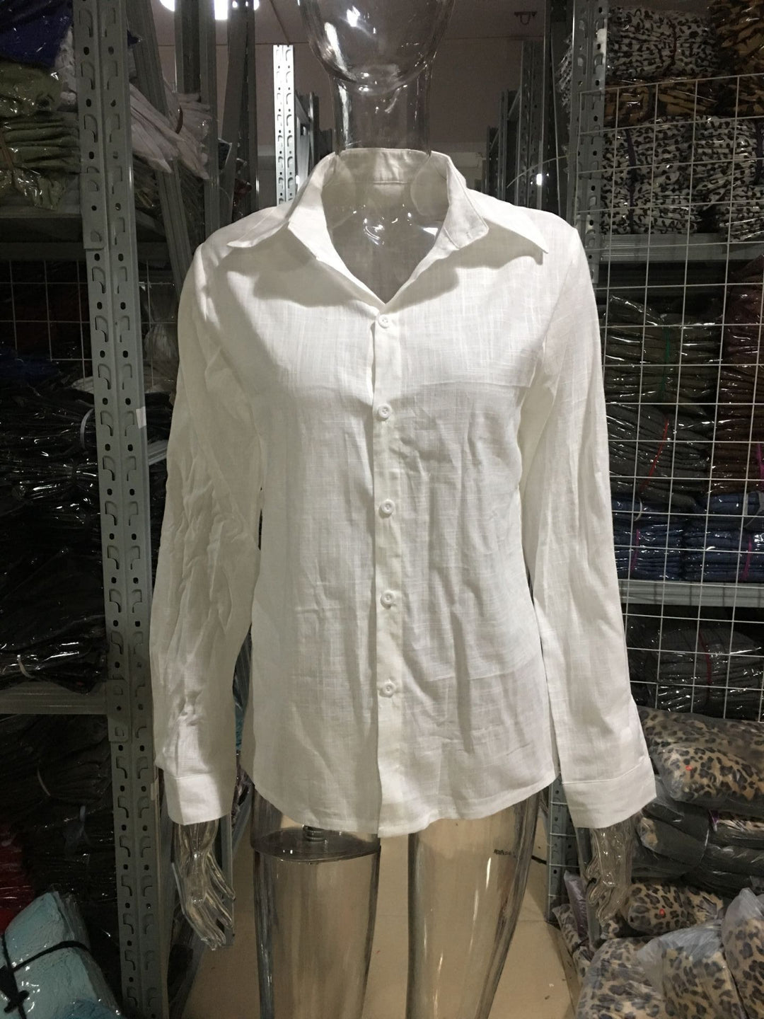Damen Leichte Leinenbluse im legeren Oversize‑Schnitt mit Stufenkragen und durchgehender Knopfleiste Nord Taschen