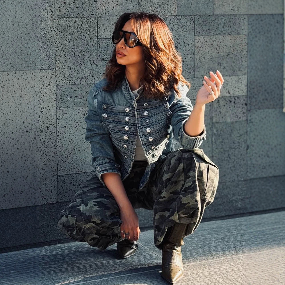 Damen Kurze Jeansjacke mit dekorativen Metallknopf‑Reihen und taillierter Silhouette Nord Taschen