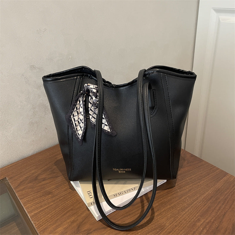 Damen elegante Handtasche mit modischem Schalszierring Nord Taschen