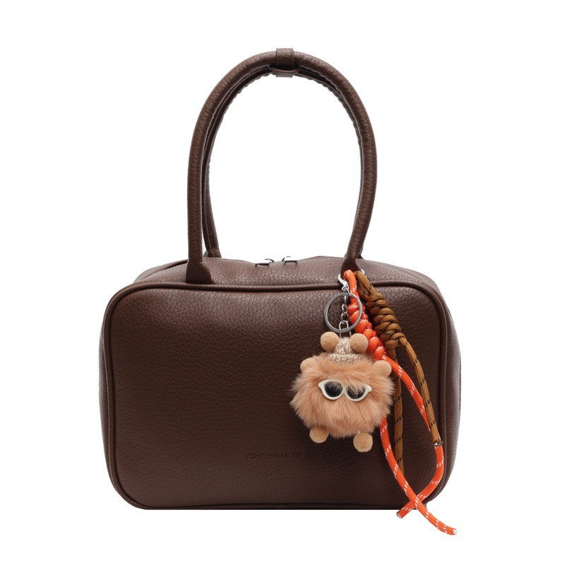 Damen Handtasche im stilvollen Design mit abnehmbarem Kuschelanhänger | Nord Taschen