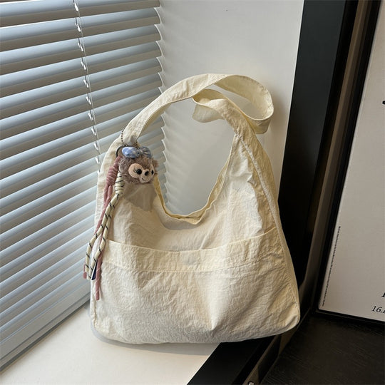 Damen lässige Beuteltasche mit dekorativem Anhänger Nord Taschen