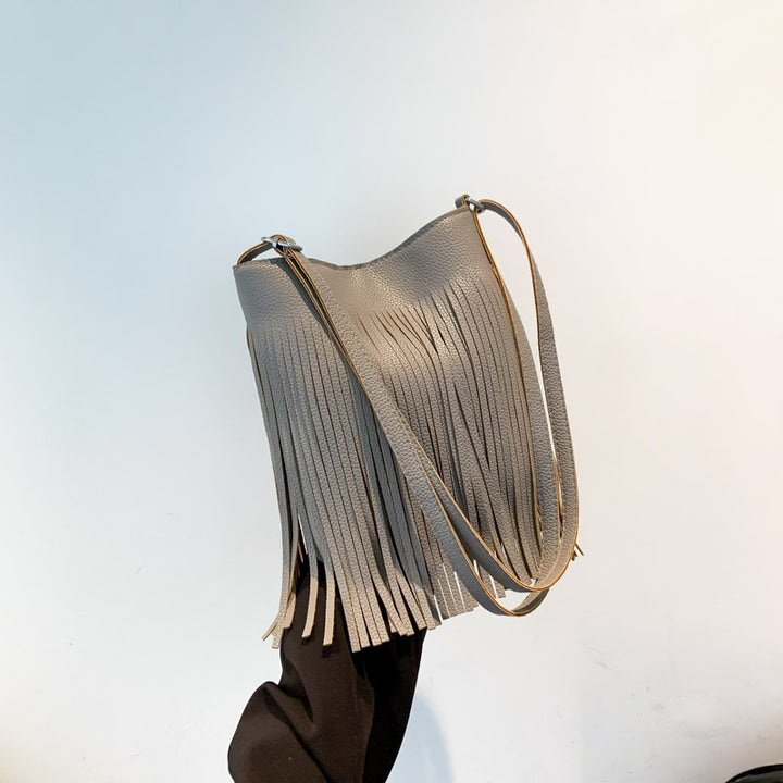 Damen Umhängetasche mit fransigen Details und hochwertigen Akzenten Nord Taschen
