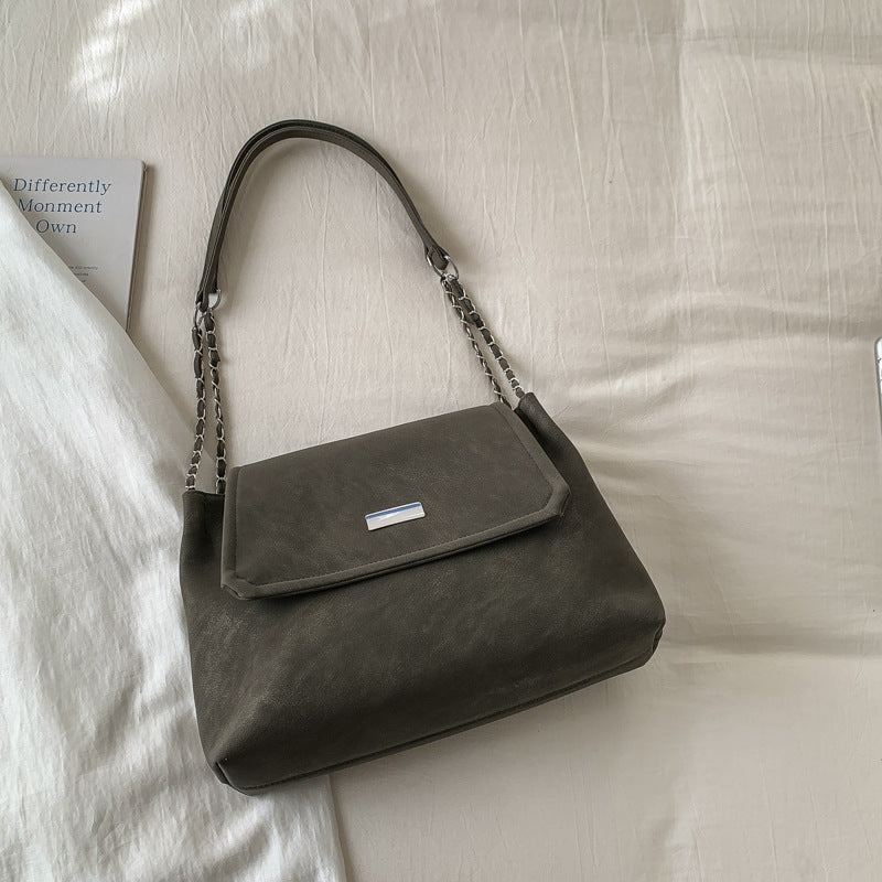 Damen Umhängetasche mit charmantem Plüschanhänger und eleganter Blessur Nord Taschen