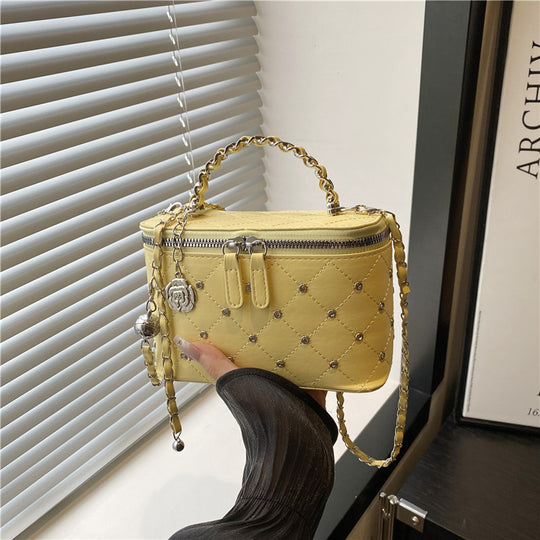 Damen stilvolle Handtasche mit ausgestelltem Design und Kettenverzierung Nord Taschen