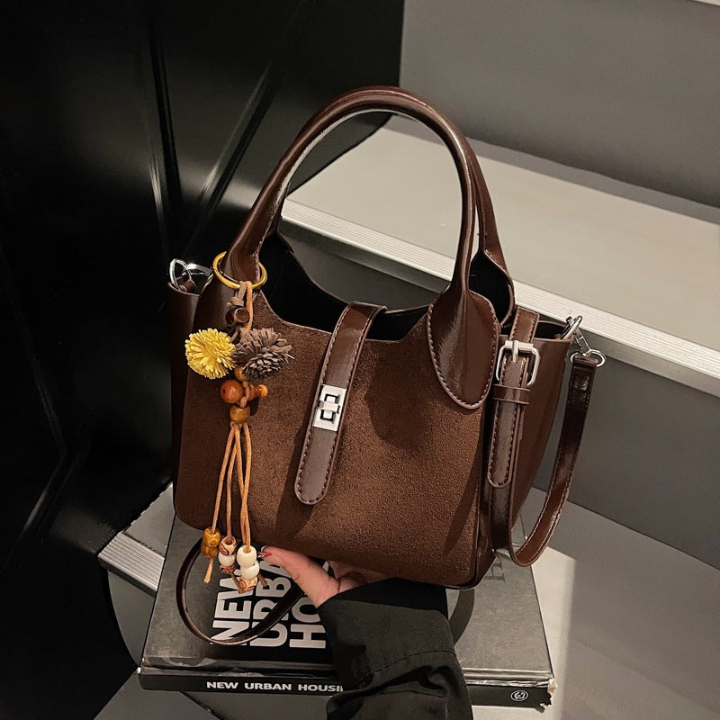Damen praktische Umhängetasche aus hochwertigem Kunstleder mit einzigartigem Schmuckdetail Nord Taschen