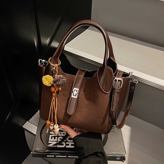 Damen praktische Umhängetasche aus hochwertigem Kunstleder mit einzigartigem Schmuckdetail Nord Taschen