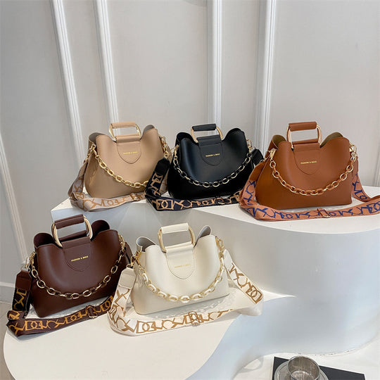 Damen stylische Handtasche mit Kettenakzenten Nord Taschen