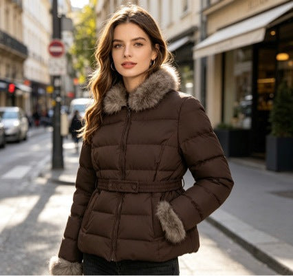 Damen nan kurze taillierte Wintersteppjacke mit abnehmbarem Webpelzkragen, tonalen Taillenriegeln und verdecktem zweiwege-reißverschluss Nord Taschen