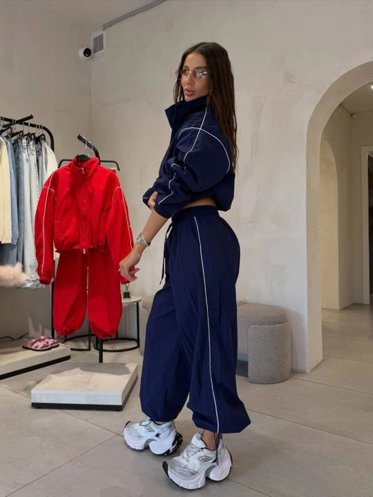 Damen Kurzgeschnittenes Windbreaker-Set mit weiter Trackhose und Kontrastpaspel Nord Taschen
