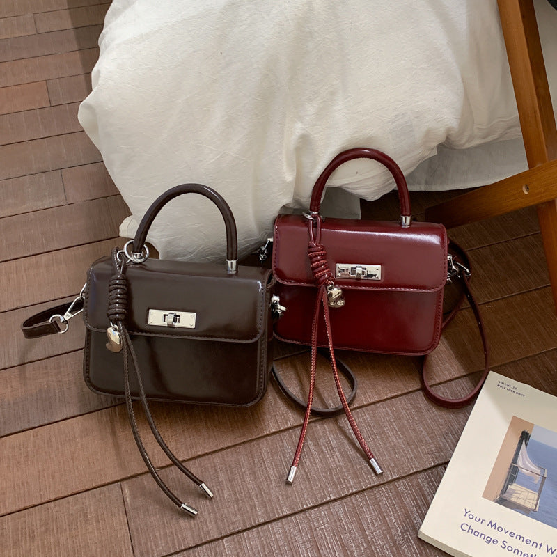 Damen Handtasche mit elegantem Kettenverschluss und abnehmbarem Schulterriemen Nord Taschen
