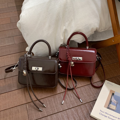 Damen Handtasche mit elegantem Kettenverschluss und abnehmbarem Schulterriemen Nord Taschen