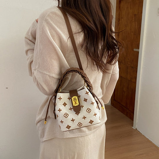 Damen Hobo-Tasche aus hochwertigem Kunstleder mit auffälligem Kettenakzent Nord Taschen
