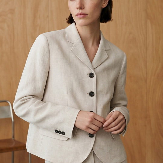 Damen Taillierter Leinenblazer mit Schößchen, Pattentaschen und durchgehender Knopfleiste Nord Taschen