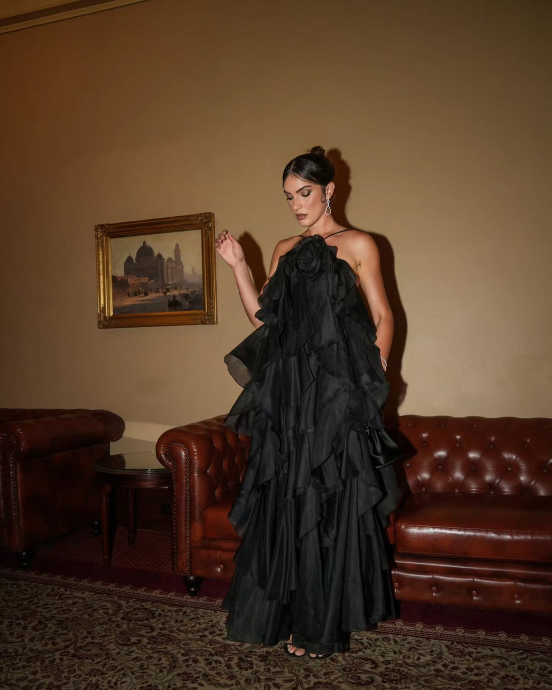 Damen Maxikleid mit voluminösen Rüschen und floralen Akzenten
