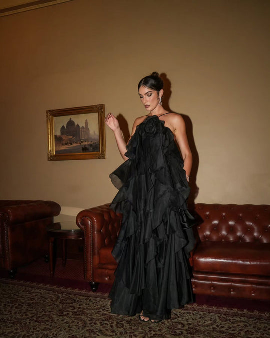 Damen Maxikleid mit voluminösen Rüschen und floralen Akzenten