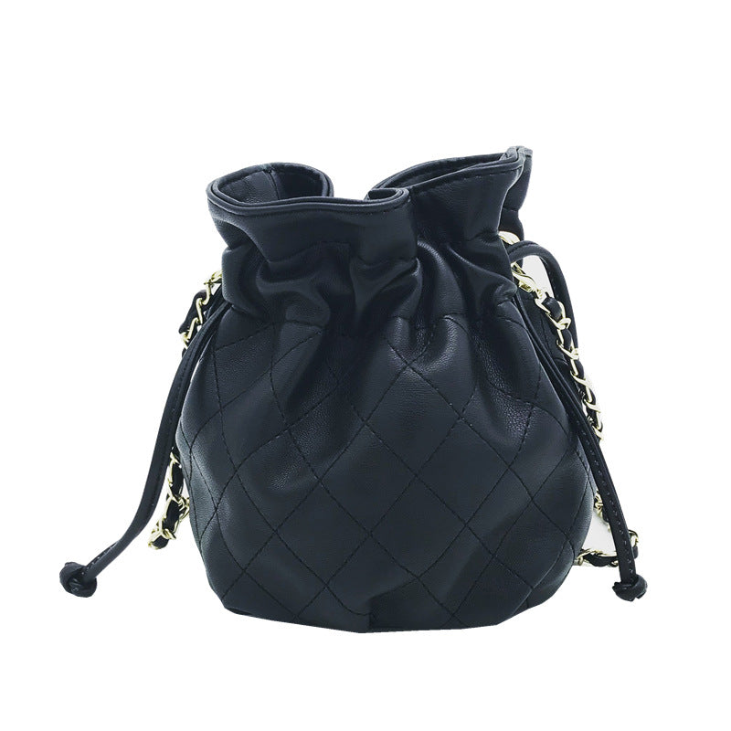 Damen Hobo-Tasche mit verstellbarem Kordelzug und eleganter Kettenapplikation Nord Taschen