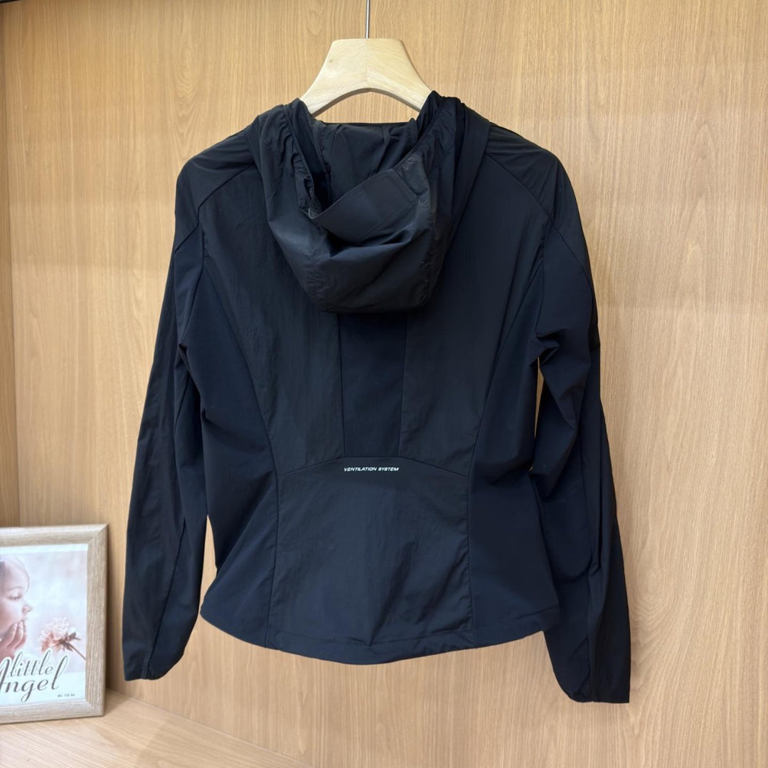 Damen Leichte Kapuzen-Windjacke mit Reißverschluss und verstellbarem Saum Nord Taschen
