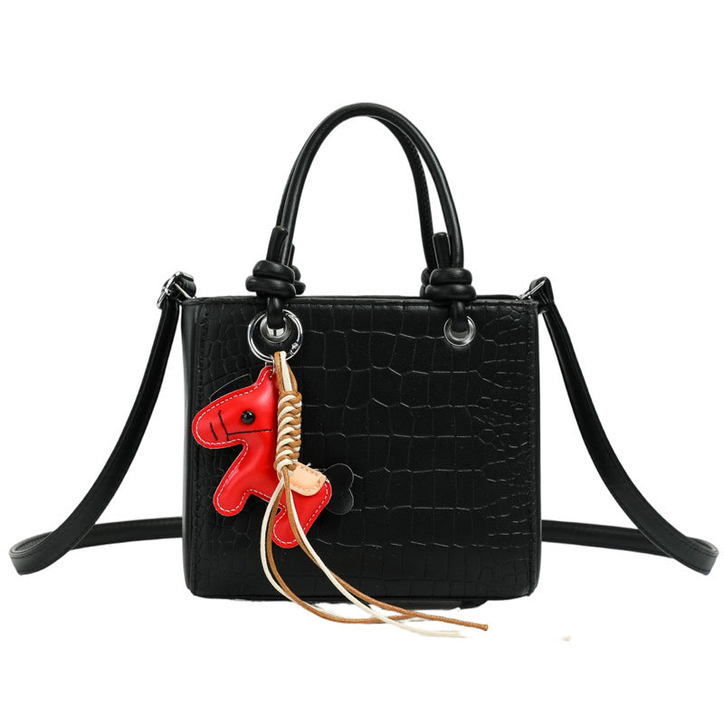 Damen Mini-Tasche mit tierischem Anhänger und modernem Krokodil-Look Nord Taschen
