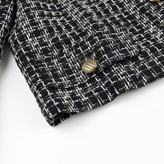 Damen Kurze Bouclé-Tweed-Jacke mit Rundhals, dekorativen Zierknöpfen und aufgesetzten Taschen Nord Taschen