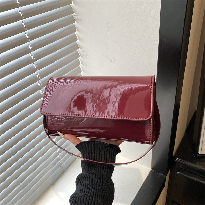 Damen elegante Lackleder Handtasche mit praktischem Klappverschluss Nord Taschen
