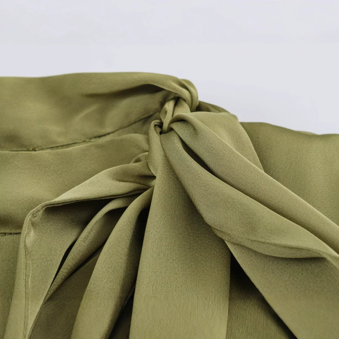 Damen Ärmellose Seidenoptik-Bluse mit Schleifenkragen und Spitzeneinsätzen Nord Taschen
