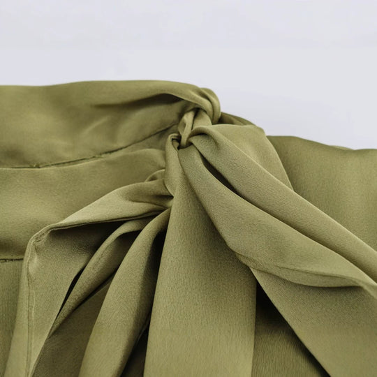 Damen Ärmellose Seidenoptik-Bluse mit Schleifenkragen und Spitzeneinsätzen Nord Taschen