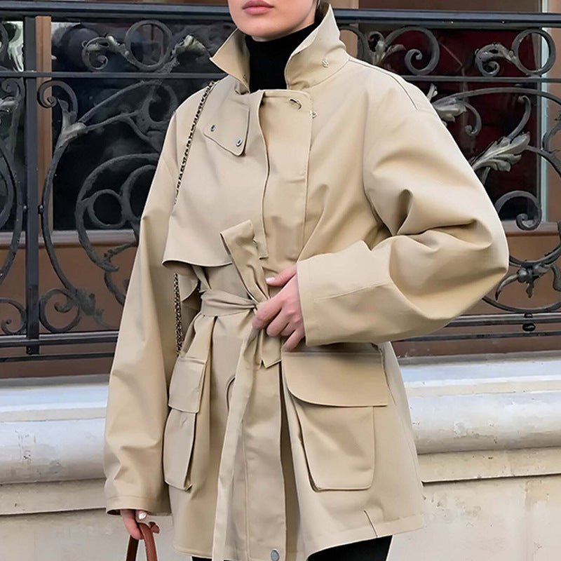 Damen Taillierte Übergangsjacke mit Stehkragen, Schultercape und Bindegürtel Nord Taschen