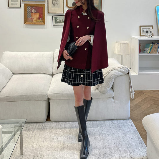 Damen Mantelcape im Tailoring‑Look mit doppelreihiger Knopfleiste und markanter Schulter Nord Taschen