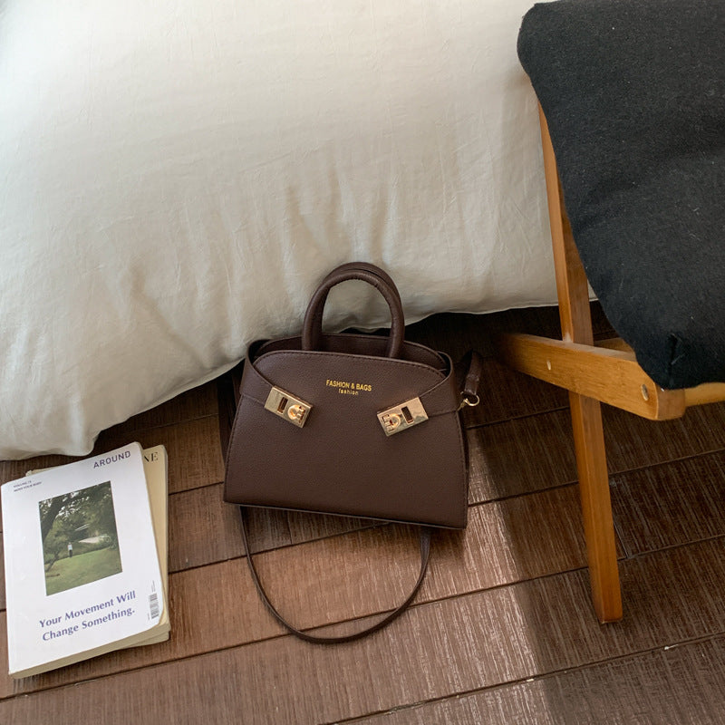 Damen elegante Handtasche mit verspieltem Verschluss Nord Taschen