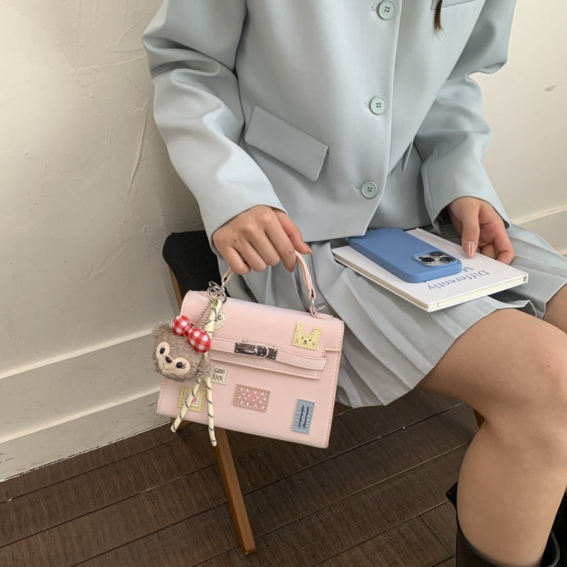 Damenhandtasche mit verspieltem Design und abnehmbarem Anhänger Nord Taschen