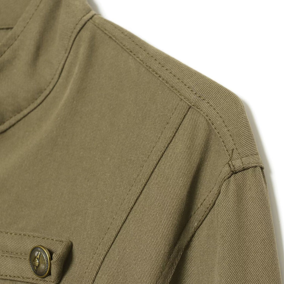 Damen Taillierte Militärinspirierte Kurzjacke mit Stehkragen und Zierknopfleisten Nord Taschen