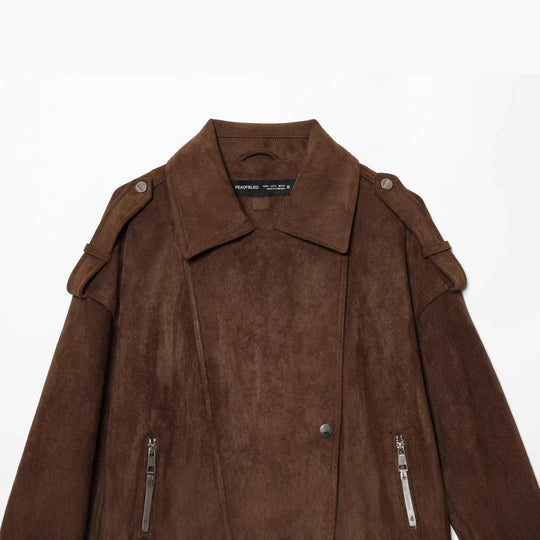 Damen Kurze Veloursleder-Bikerjacke mit Schulterklappen, Reißverschlusstaschen und kastiger Silhouette Nord Taschen