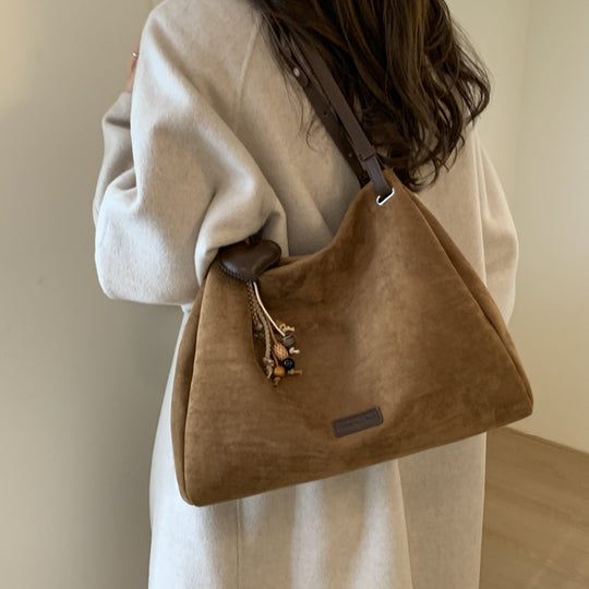 Damen Hobo-Tasche aus hochwertigem Veloursleder mit dekorativen Anhängern Nord Taschen