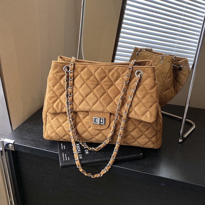 Damen Hobo-Tasche aus strukturiertem Veloursleder mit elegantem Metallverschluss Nord Taschen