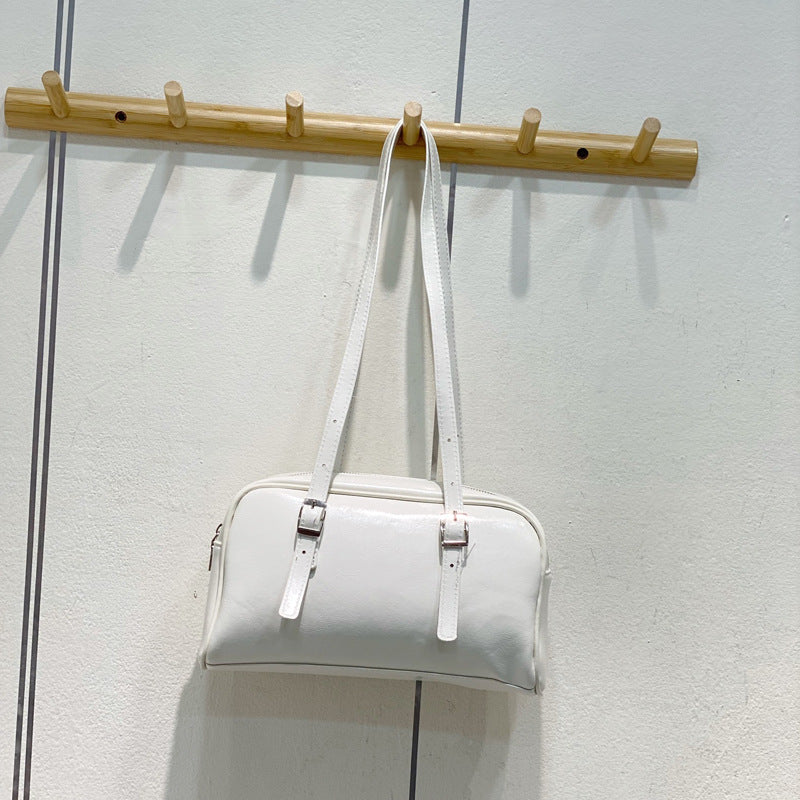 Damen Handtasche mit elegantem Glanz und verstellbaren Trageriemen Nord Taschen