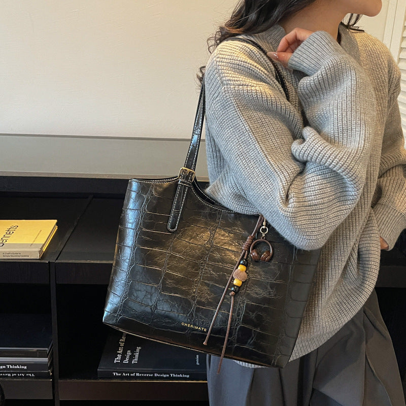 Damen elegante Handtasche im Krokoleder-Look mit charmantem Anhänger Nord Taschen