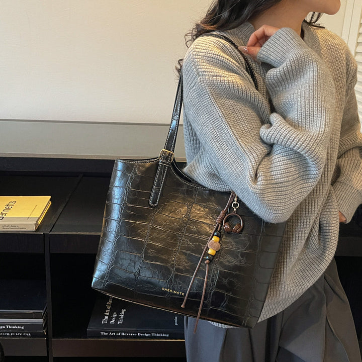 Damen elegante Handtasche im Krokoleder-Look mit charmantem Anhänger Nord Taschen