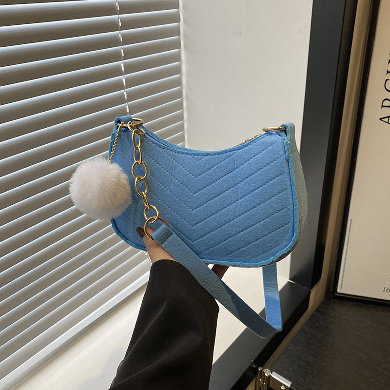 Damen Umhängetasche mit strukturiertem Chevron-Muster und abnehmbarem Plüschanhänger Nord Taschen