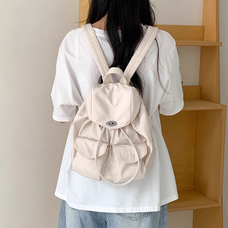 Damen Rucksackhandtasche mit eleganter Klappenöffnung und praktischen Außentaschen Nord Taschen