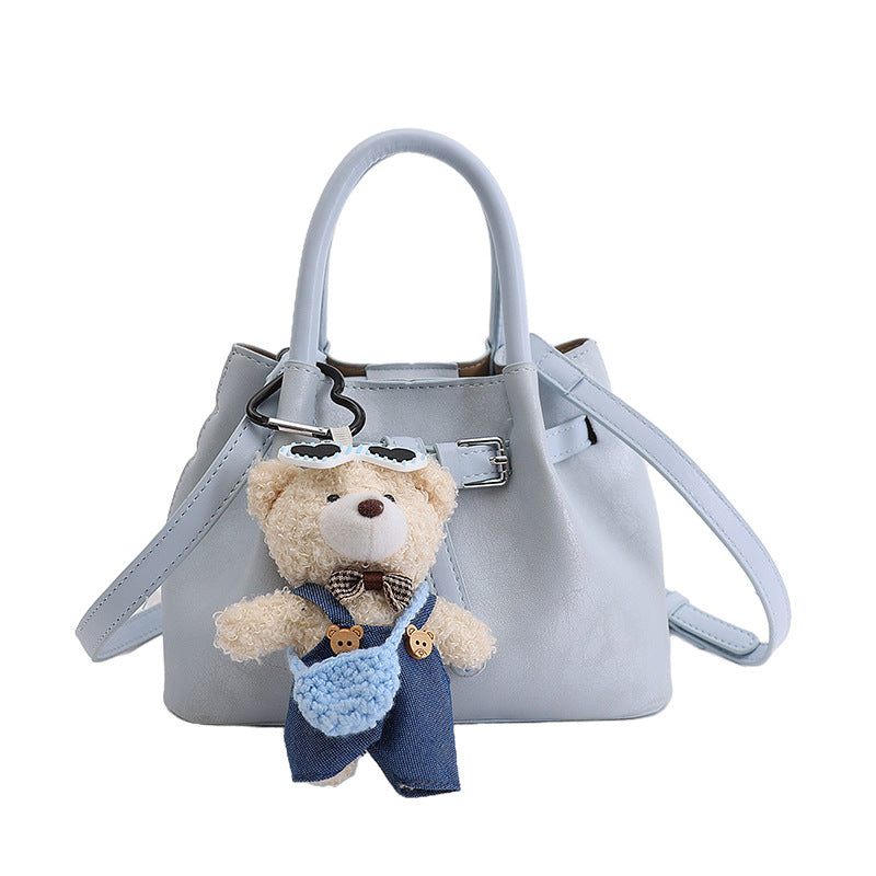 Damen modische Handtasche mit verspieltem Bärenanhänger Nord Taschen