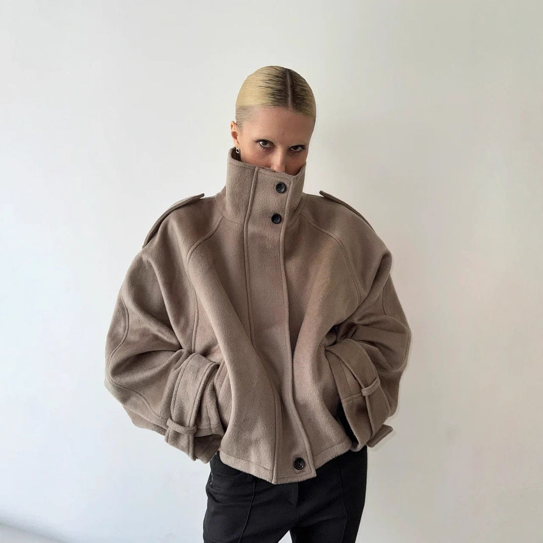 Damen Kurz geschnittene Oversize-Wolljacke mit hohem Stehkragen, Schulterklappen und verstellbaren Ärmelriegeln Nord Taschen