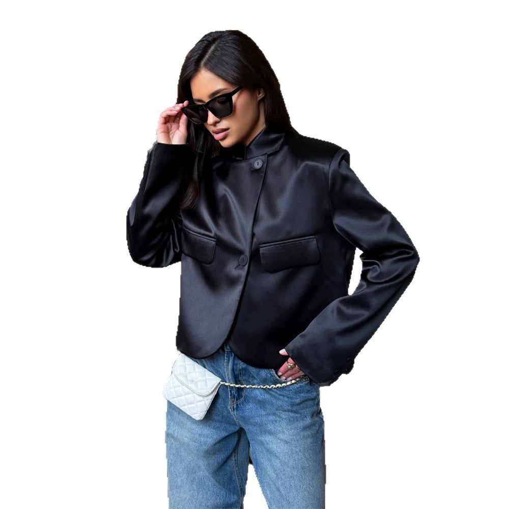 Damen Satinierter Cropped-Blazer mit Mandarin-Kragen, Pattentaschen und geschwungenem Saum Nord Taschen