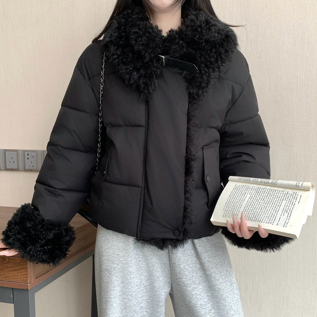 Damen nan kurze Oversize-Pufferjacke mit Teddyfutter, Umlegekragen und Schnallenverschluss Nord Taschen