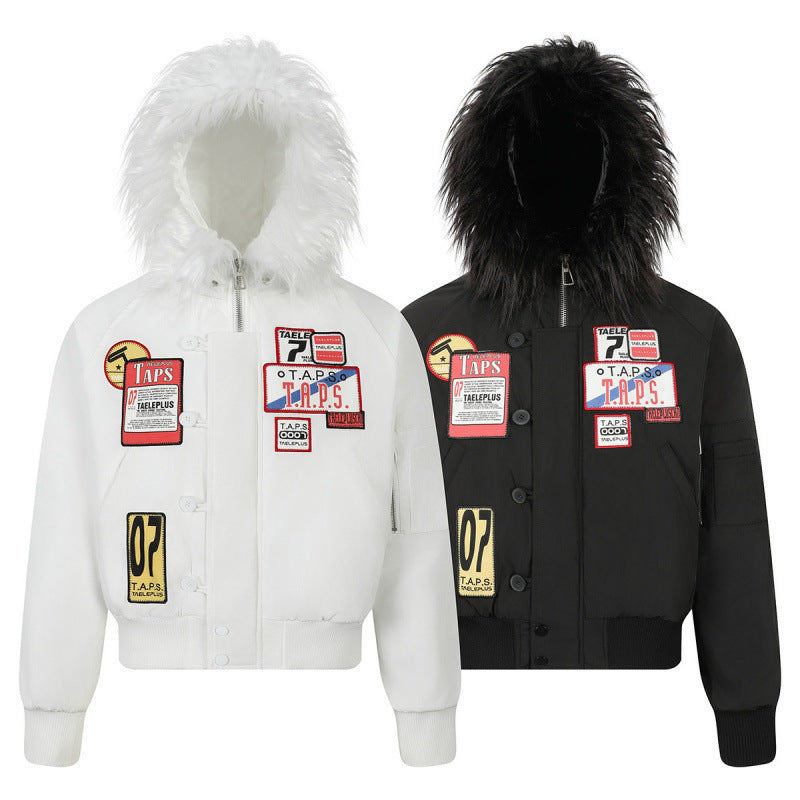 Damen Kurz geschnittene wattierte Bomberjacke mit Kunstfellkapuze und aufgesetzten Label‑Patches Nord Taschen